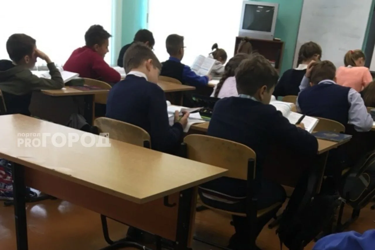 В ярославском образовательном комплексе № 19 четыре класса начальной школы отправили на...