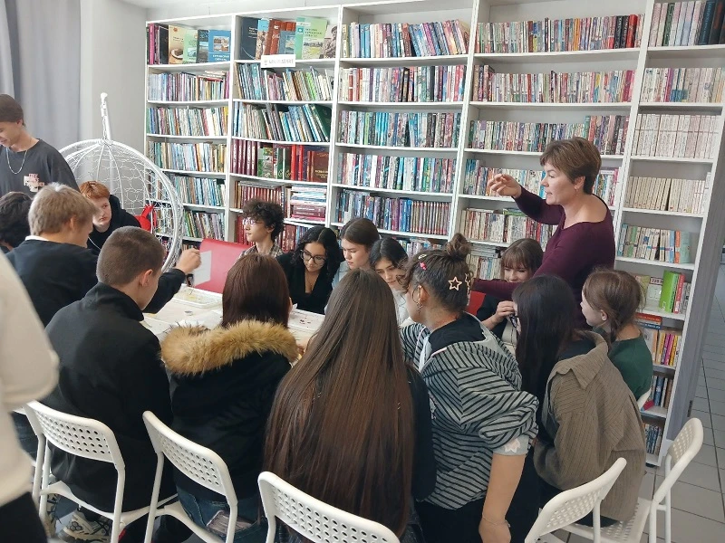 🎨 Школьникам из Альменевского округа показали новую технику рисования — эбру