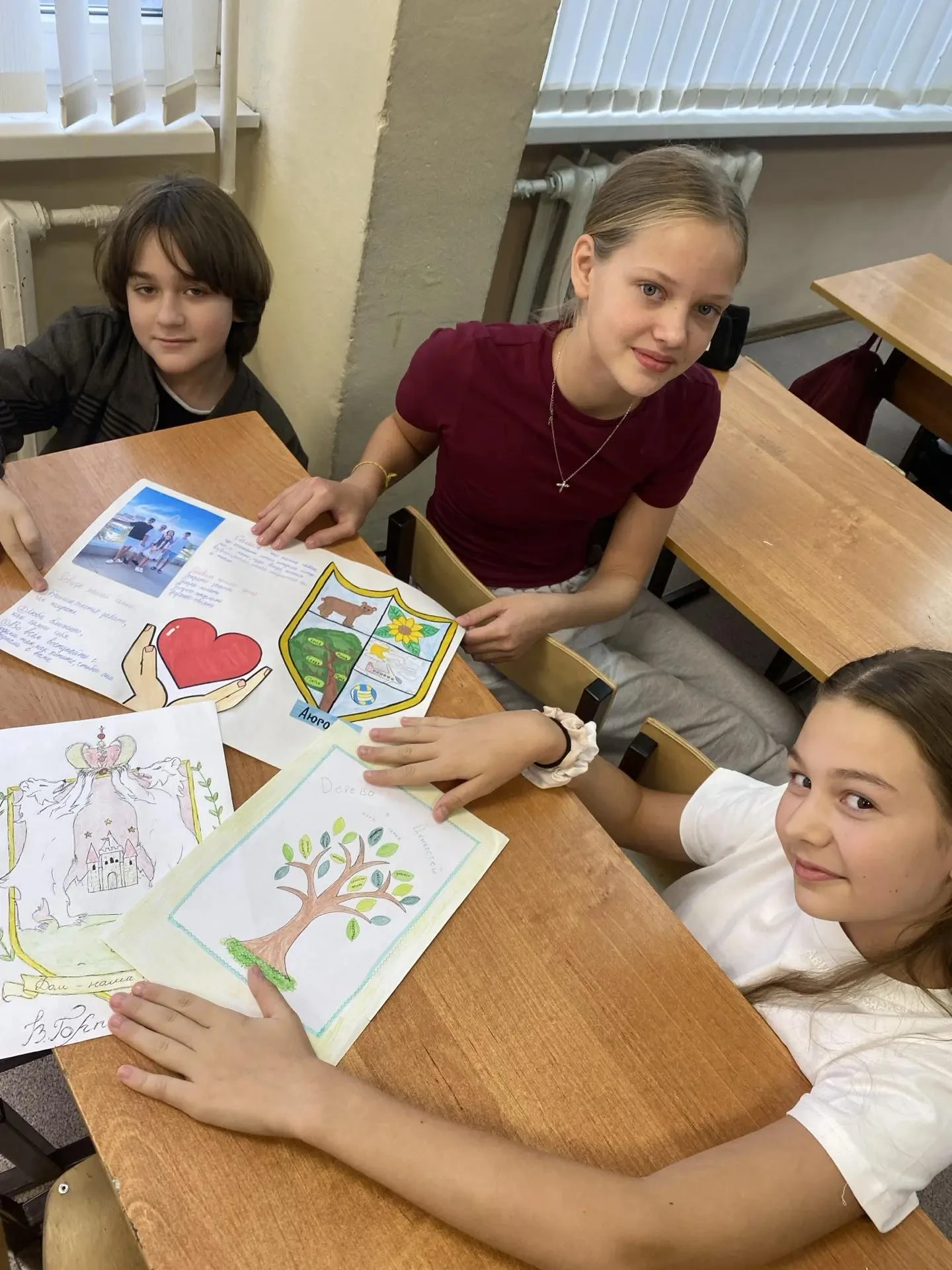🎨 «Семейный герб»: творчество и тепло в 6 «М» ко Дню многодетной семьи! 🎨