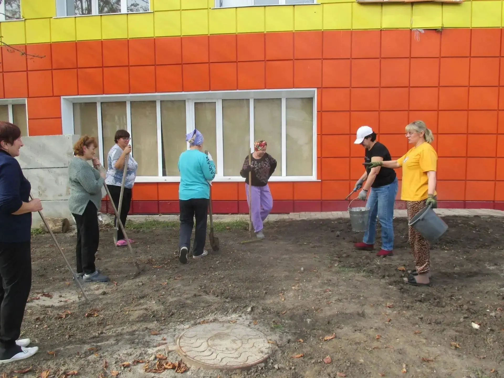 🍂 В Грайвороне сотрудники библиотеки и отдела туризма устроили осенний субботник!