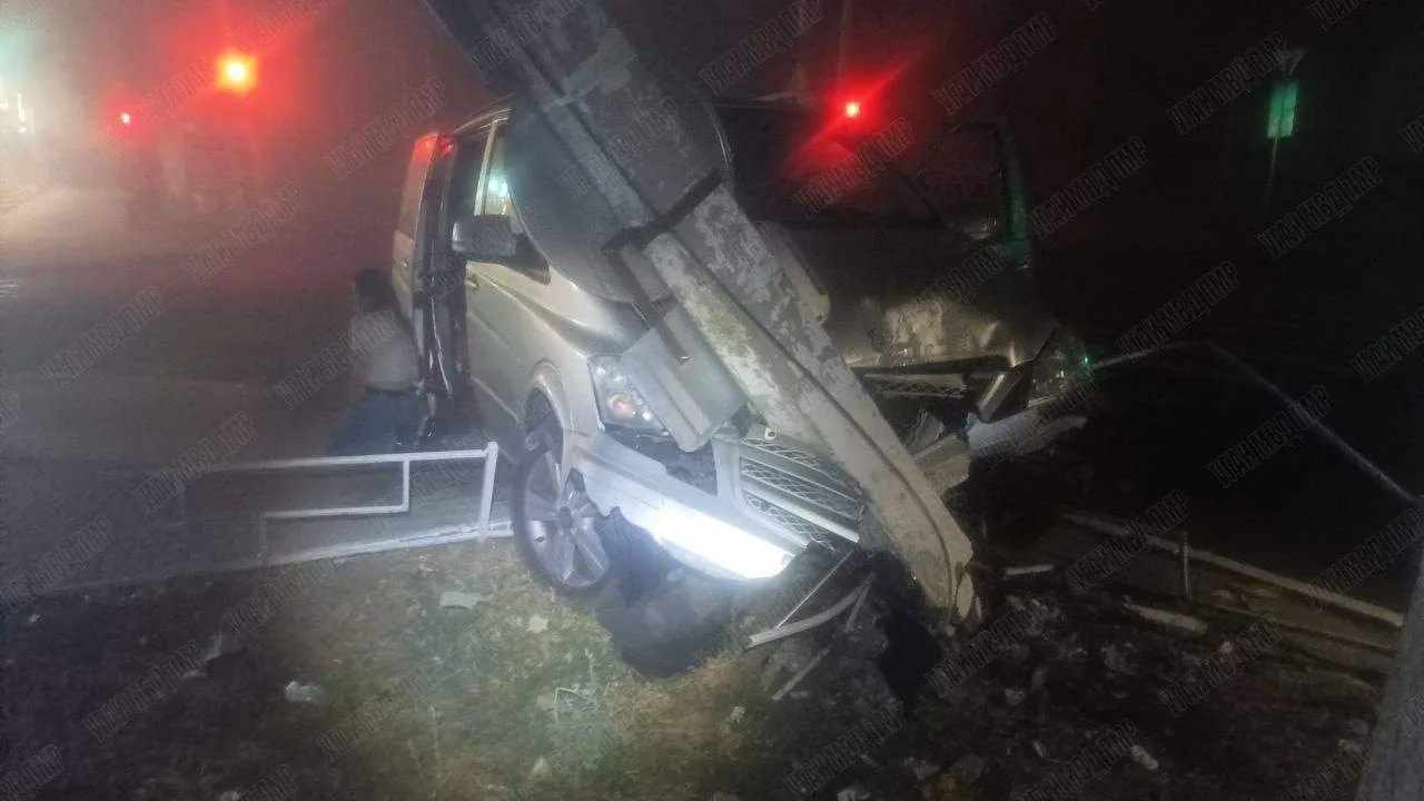 Ночью автоледи под градусом снесла столб с дорожными знаками в Бендерах