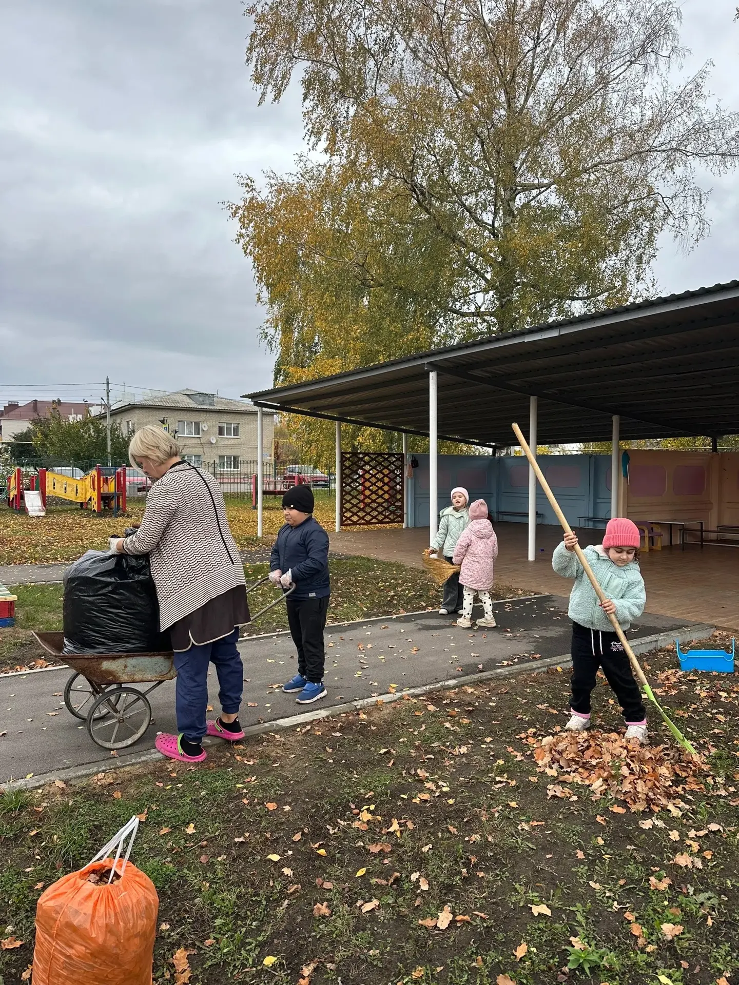 🍂 Субботник в детском саду: маленькие помощники в большом деле! 🍂