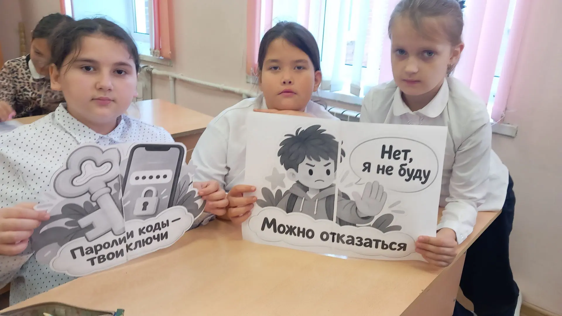 Понедельник в нашей школе начался традиционно — с линейки, выноса флага и гимна, которы...