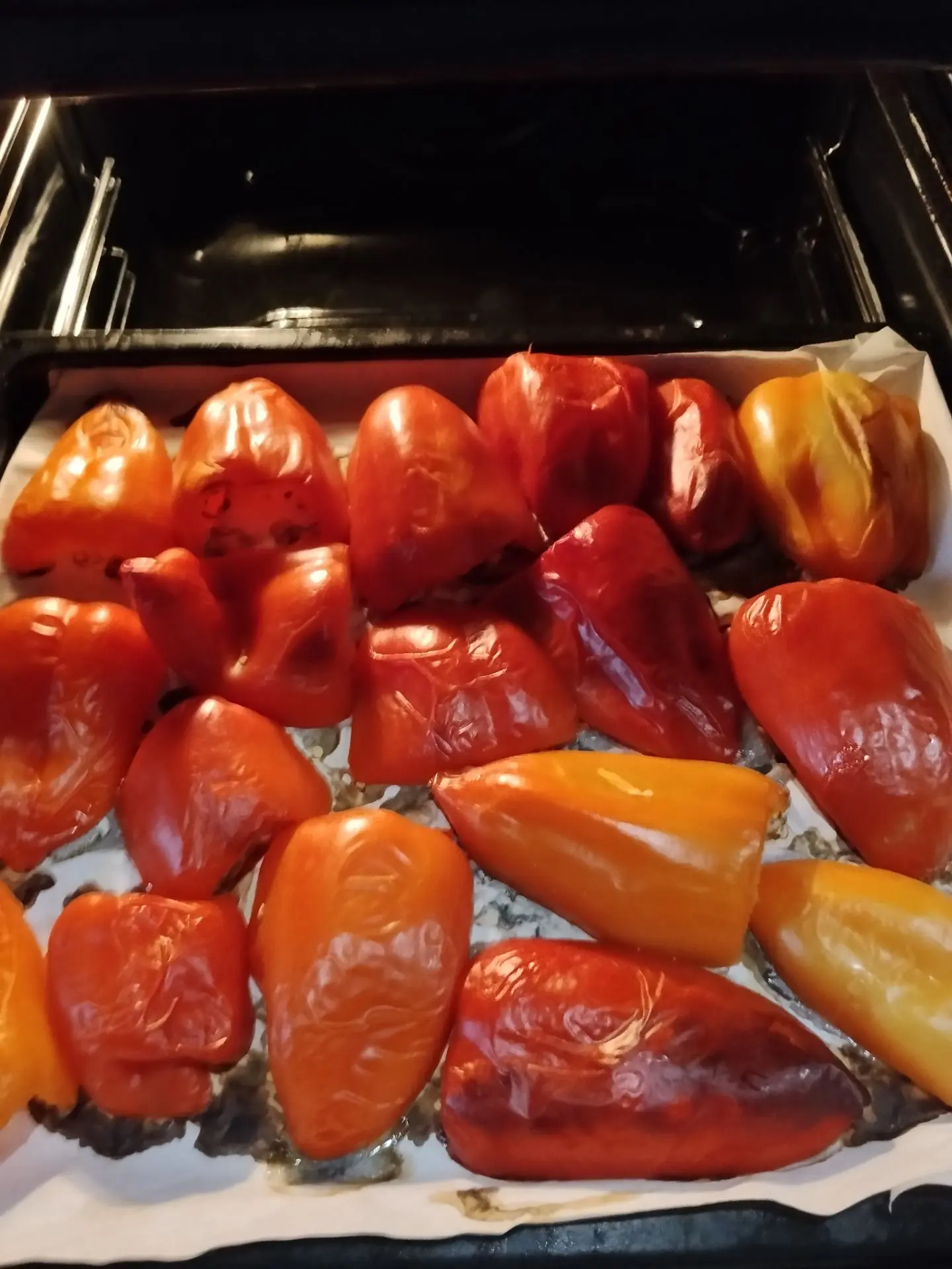 Запекаю перчик. Скоро будет рецепт вкуснейшей закуски быстрого приготовления и поедания🔥