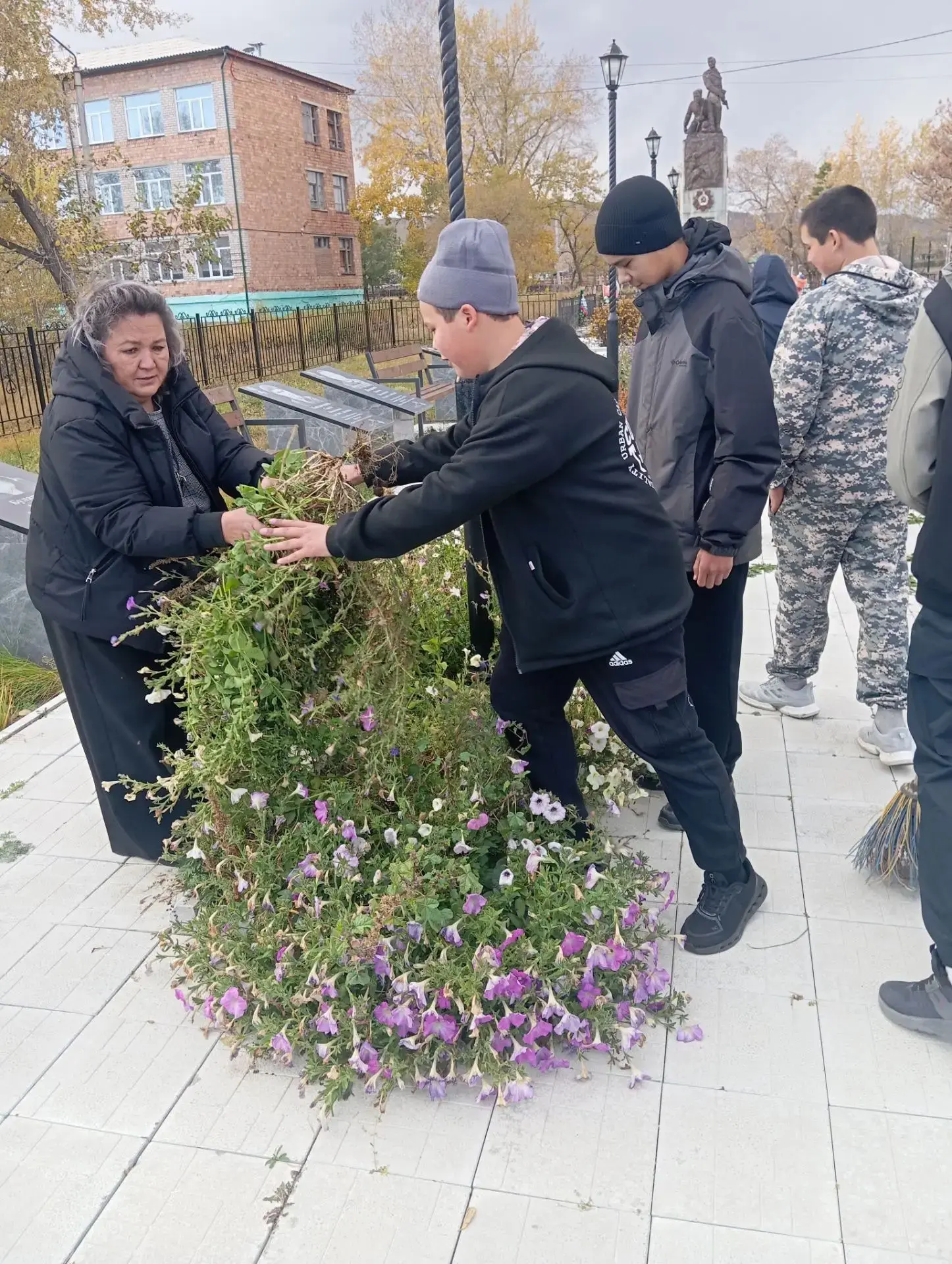 Ученики МБОУ «Чарковской СОШИ им. В. Г. Майнашева» вместе с советником по воспитанию и ...
