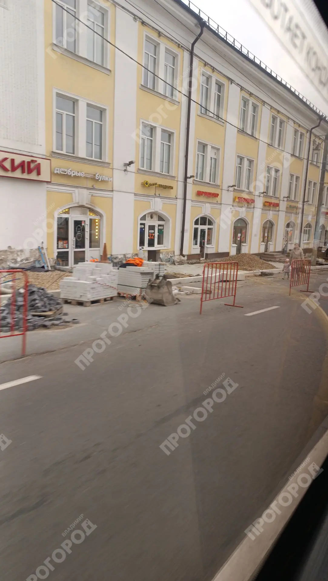 Ремонт тротуаров на Гагарина. Трудятся даже в выходные.