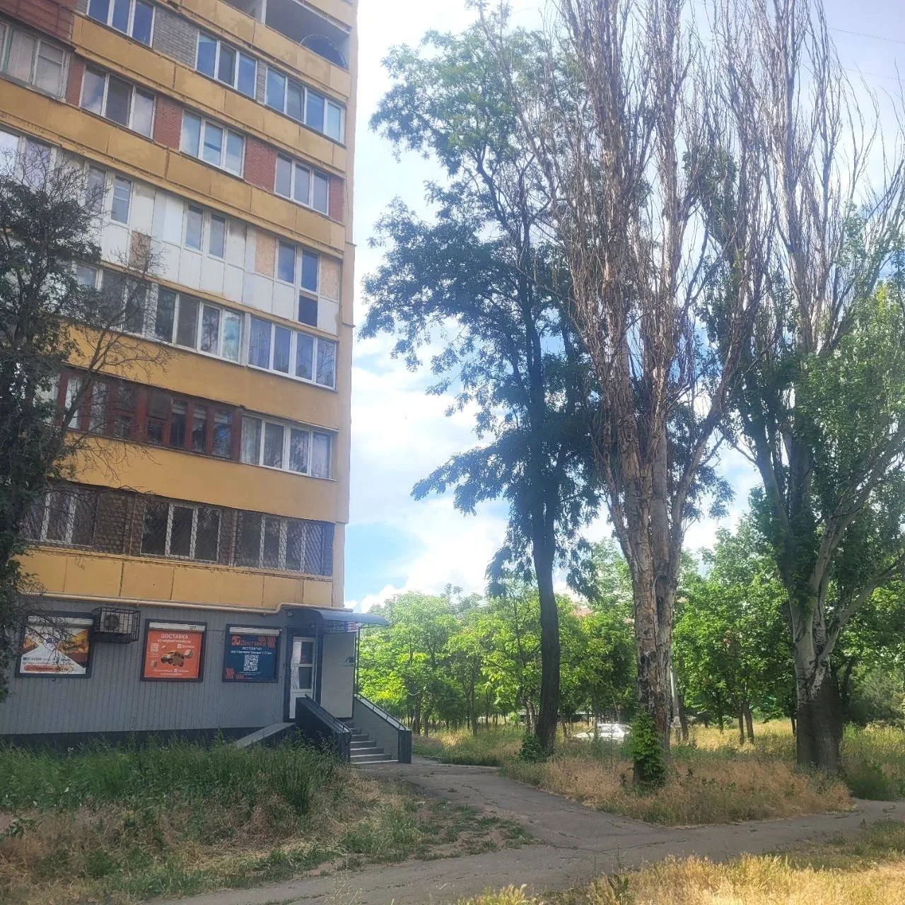 #сообщают , что дерево на пр. Строителей, 144, может упасть.  Рядом пешеходная дорожка,...