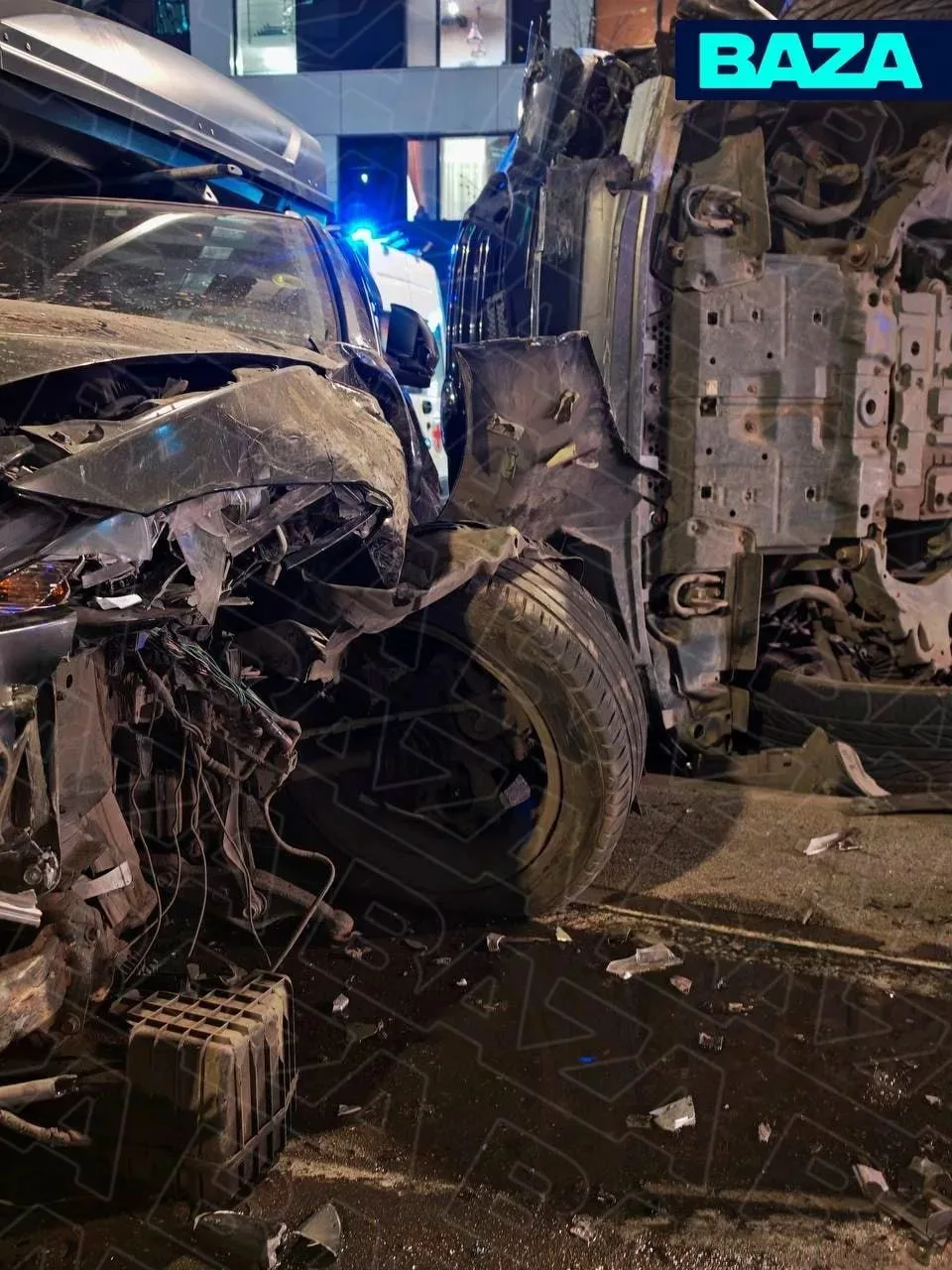 Land Cruiser протаранил припаркованные автомобили и перевернулся на юго-востоке Москвы....