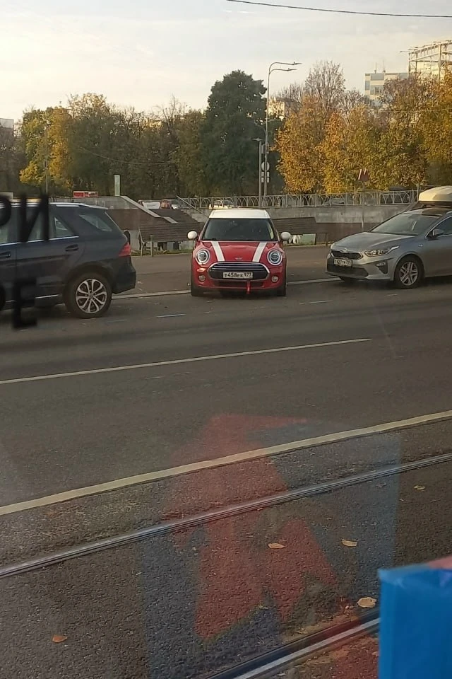 Гений парковки замечен у метро "Коломенская". Поперек и с заездом на пешеходную дорожку.
