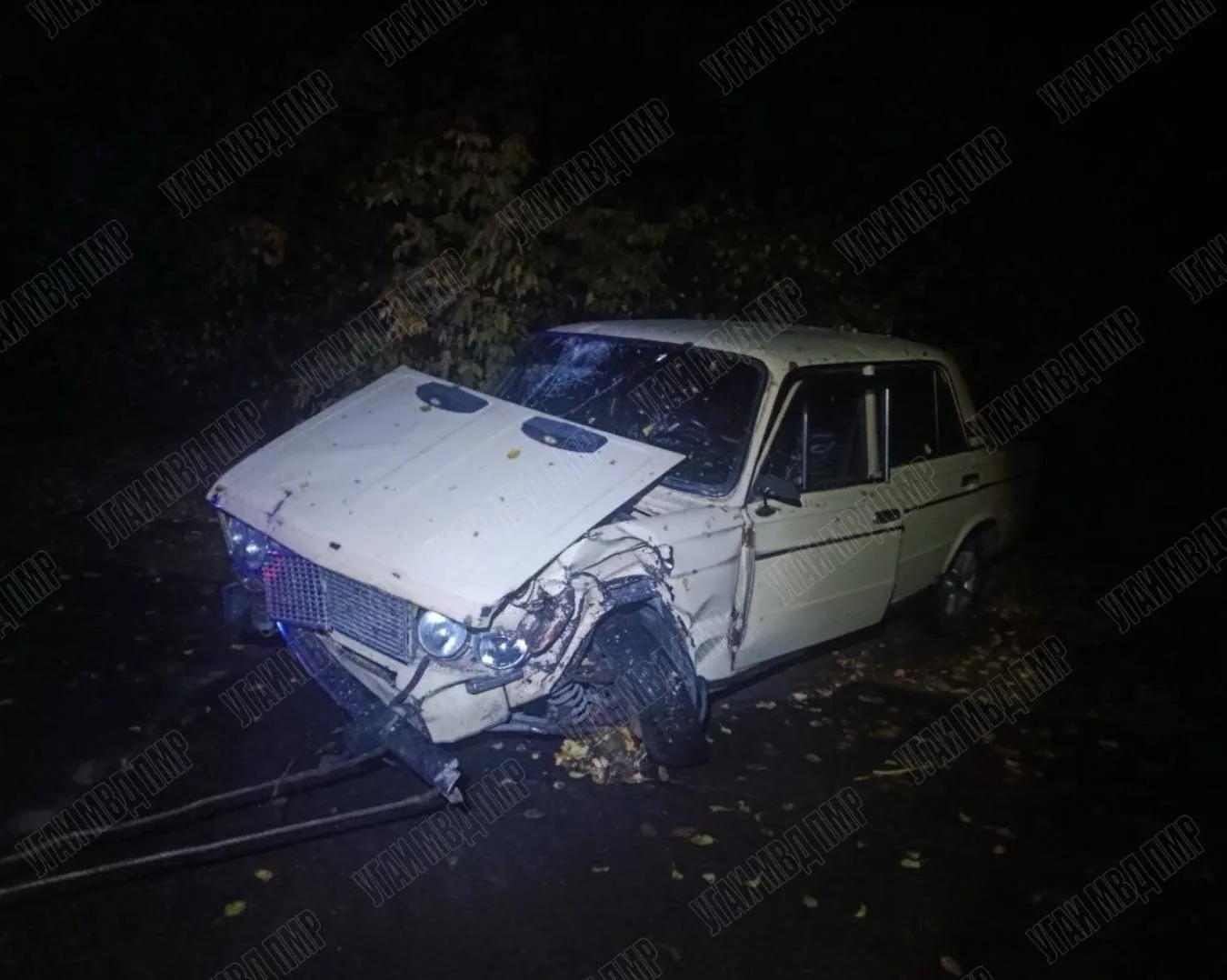 Съехал с дороги и врезался в дерево