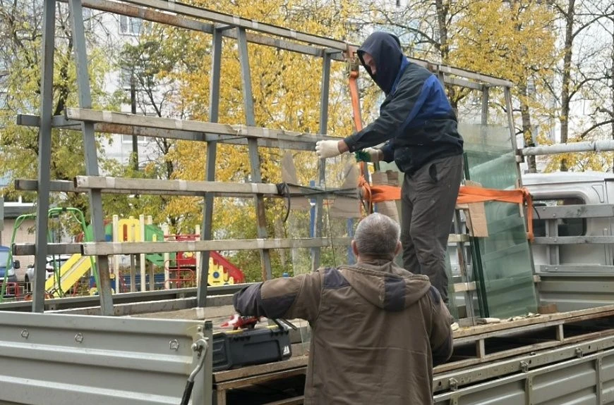 🔧 В Поварово восстанавливают окна в домах, повреждённых из‑за атаки БПЛА