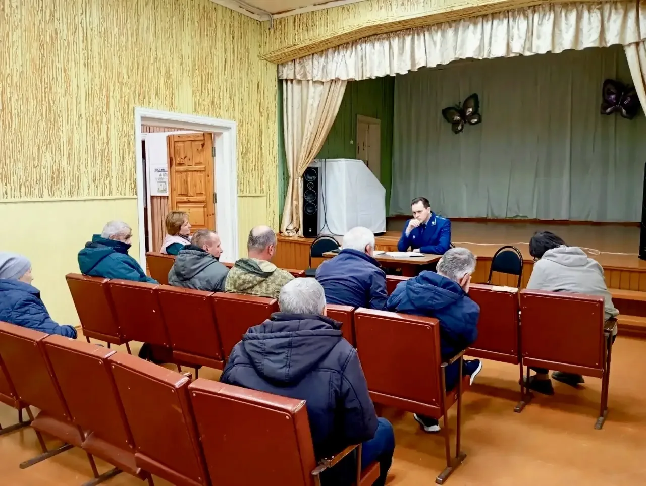 🛡️Мантуровский межрайонный прокурор Илья Попутников посетил посёлок Лесобаза, входящий...