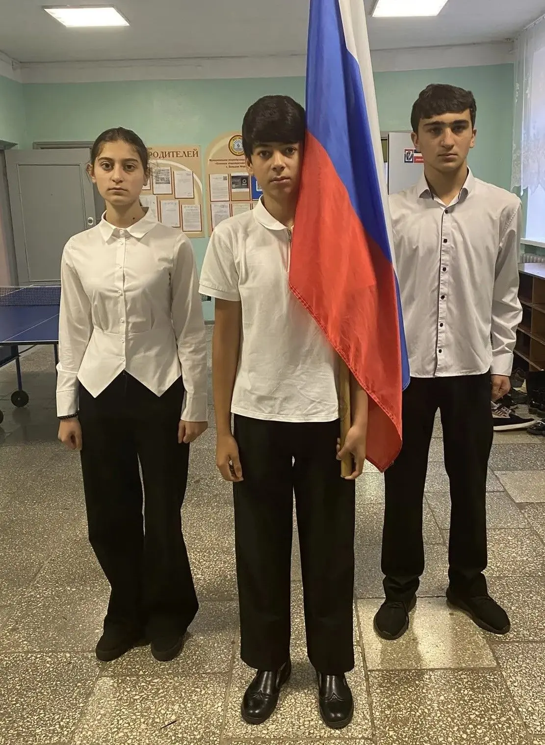 Традиционно новая учебная неделя в школе началась с общешкольной линейки с выносом флаг...