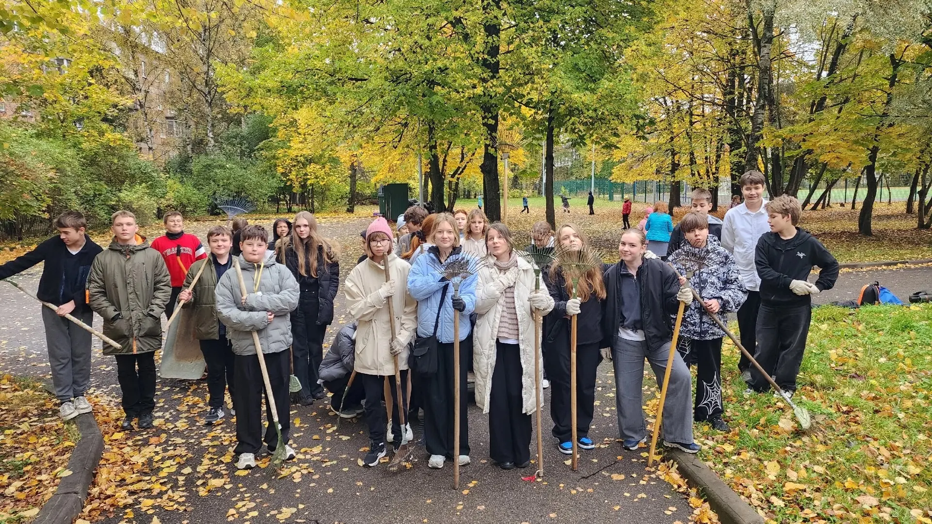 7 Б класс принял участие в субботнике! 🍁🧹Ребята дружно вышли на уборку территории шко...