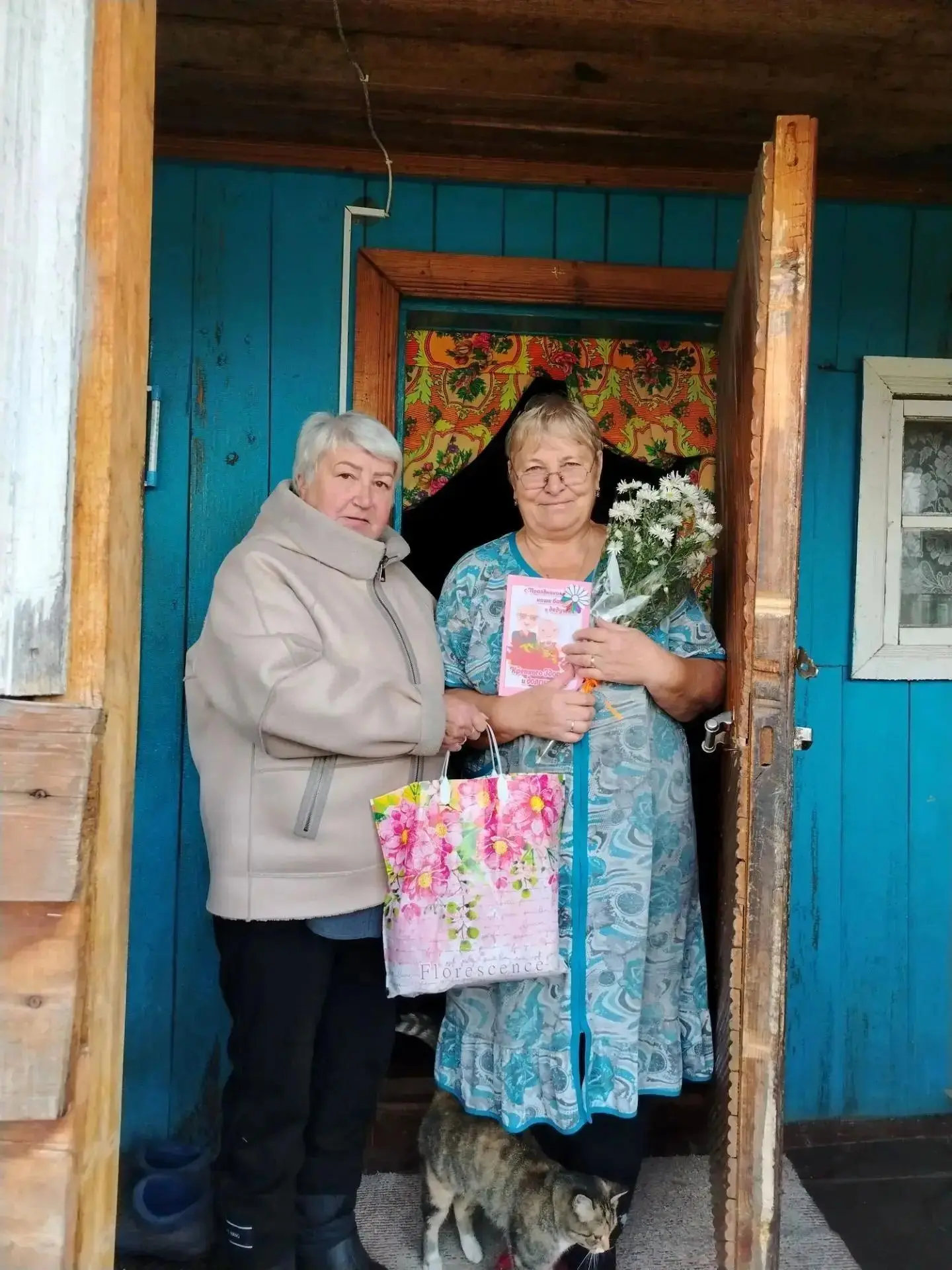 Работники Сосновского Дома Культуры совместно с сотрудниками сельской библиотеки навест...
