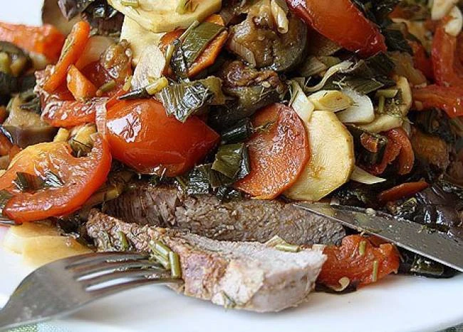 Свиной окорок, тушёный с овощами
