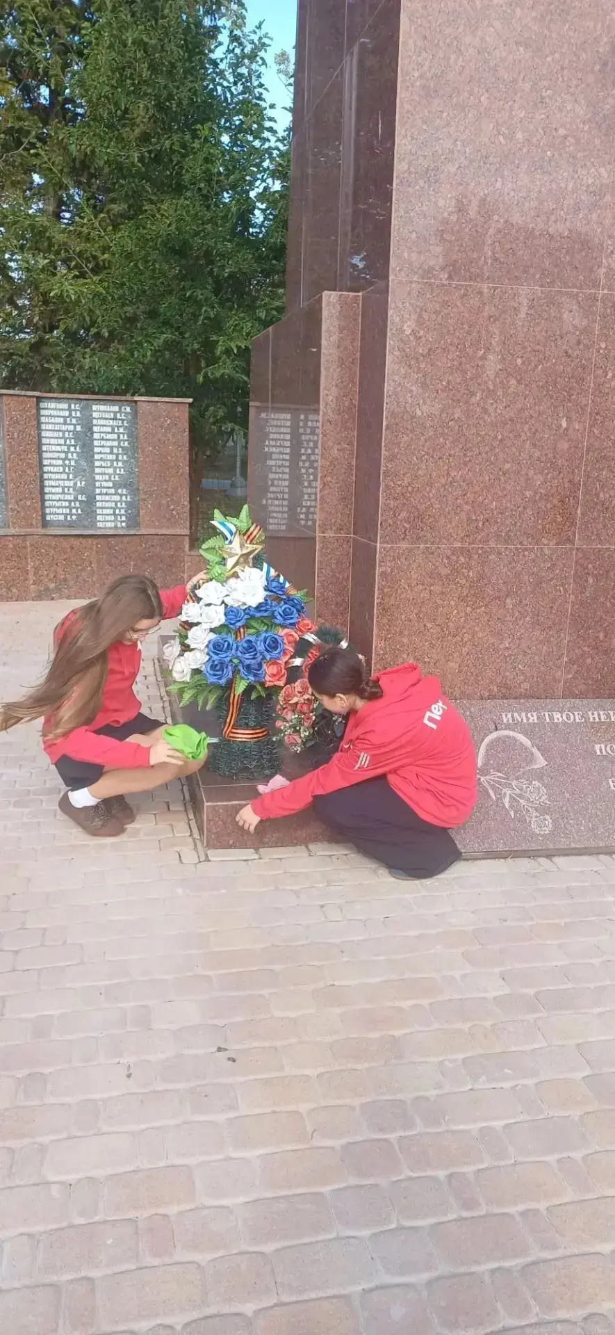 В Тельманово активисты «Движения Первых» приняли участие в субботнике возле мемориала «...