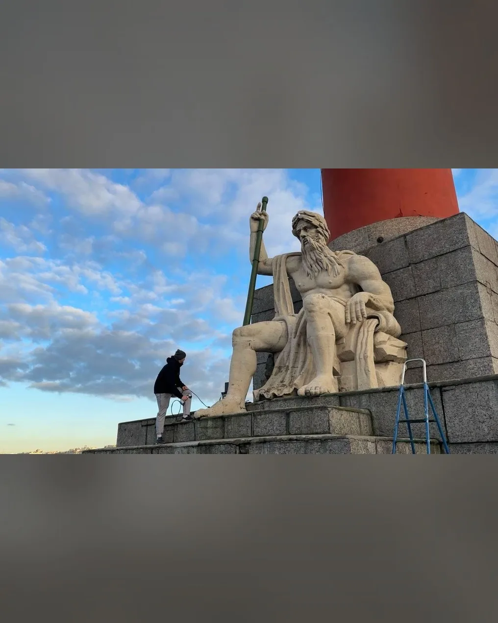 Виртуальные копии скульптур у Ростральных колонн создадут археологи