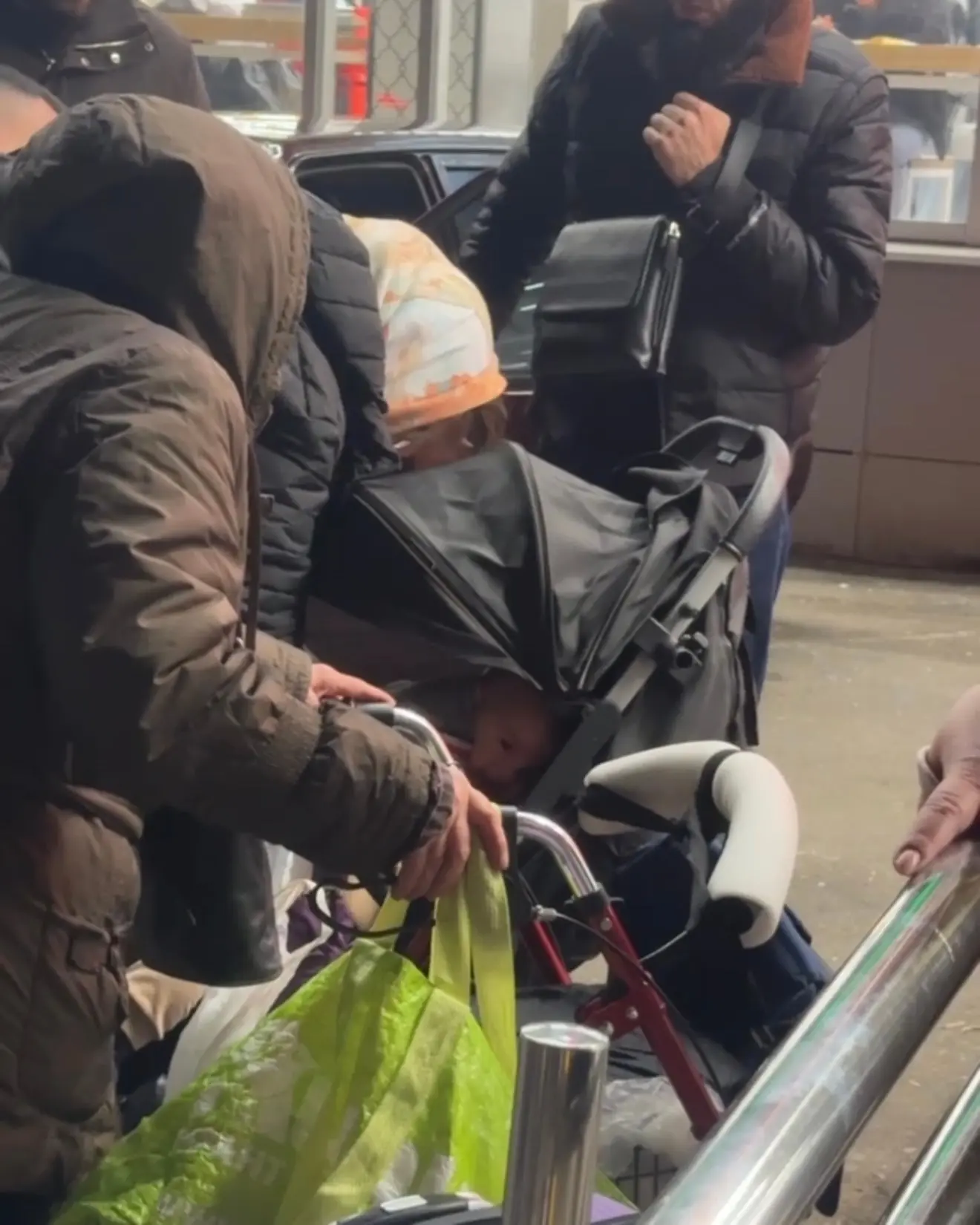 В МОСКВЕ ЗАДЕРЖАЛИ ЖЕНЩИНУ, КОТОРАЯ ПЫТАЛАСЬ ЗАДУШИТЬ СВОИХ ДЕТЕЙ НА УЛИЦЕ