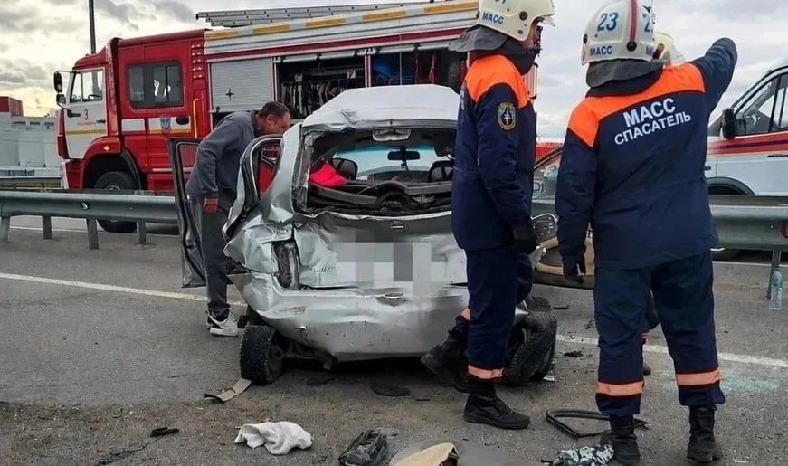 Пятилетнего малыша достали из заблокированной после ДТП машины в Новосибирске
