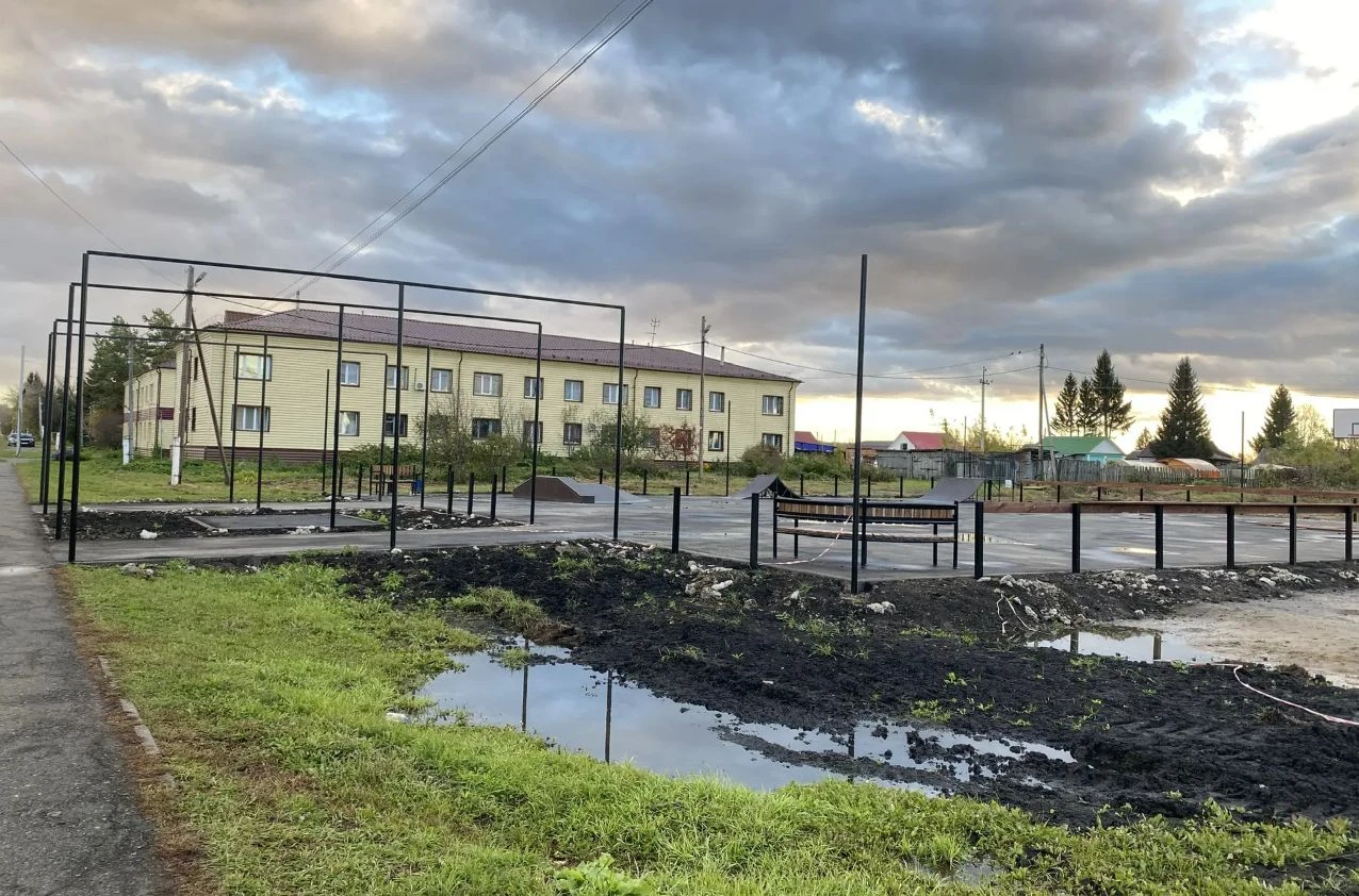 В центре села Упорово продолжается модернизация новой площадки, расположенной на улице ...
