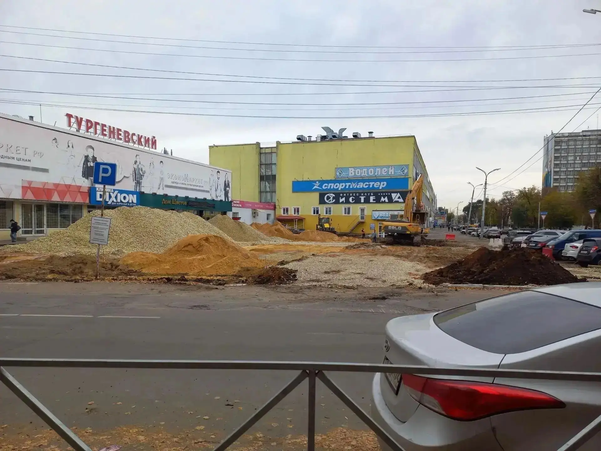 У ТЦ «Тургеневский» и «Водолей» начали асфальтировать парковку