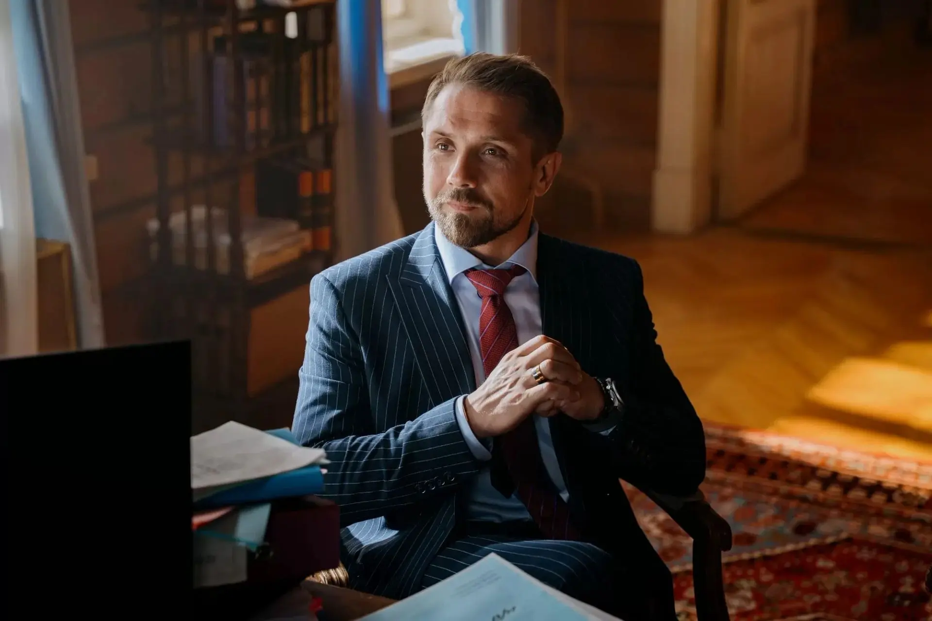 Сериал с Романом Маякиным в роли циничного политика .
