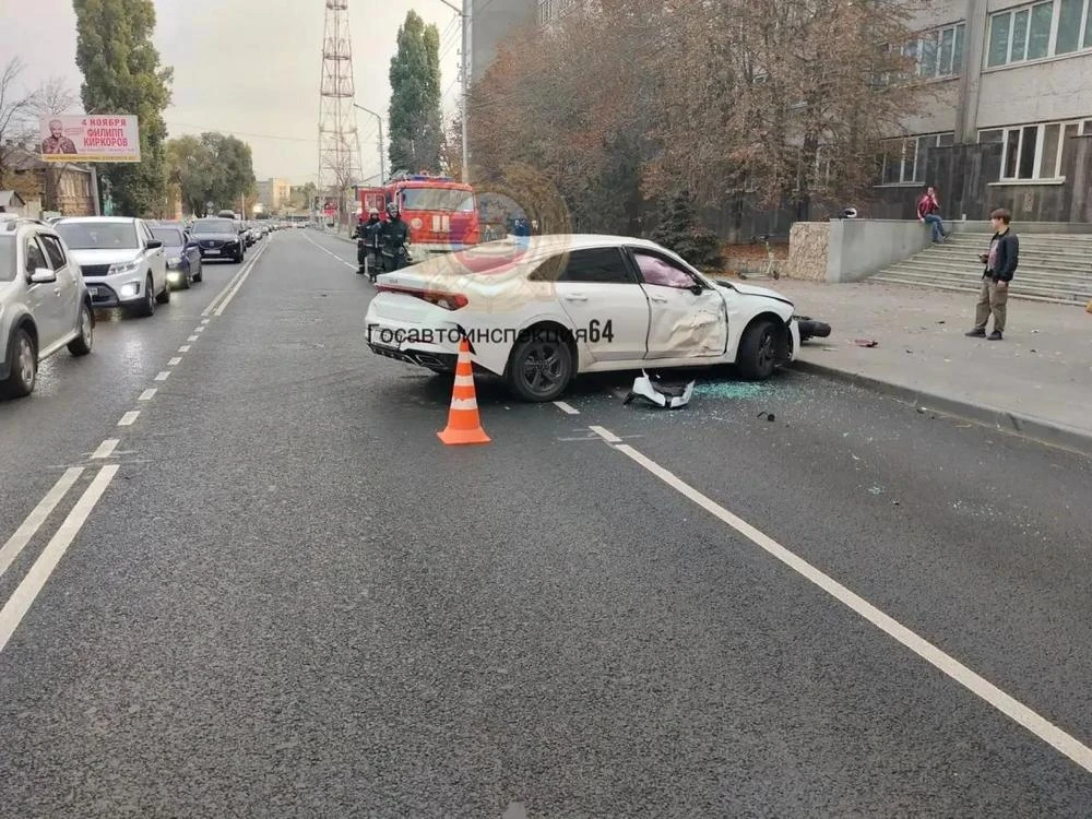 В аварии в центре Саратова разбился мотоциклист