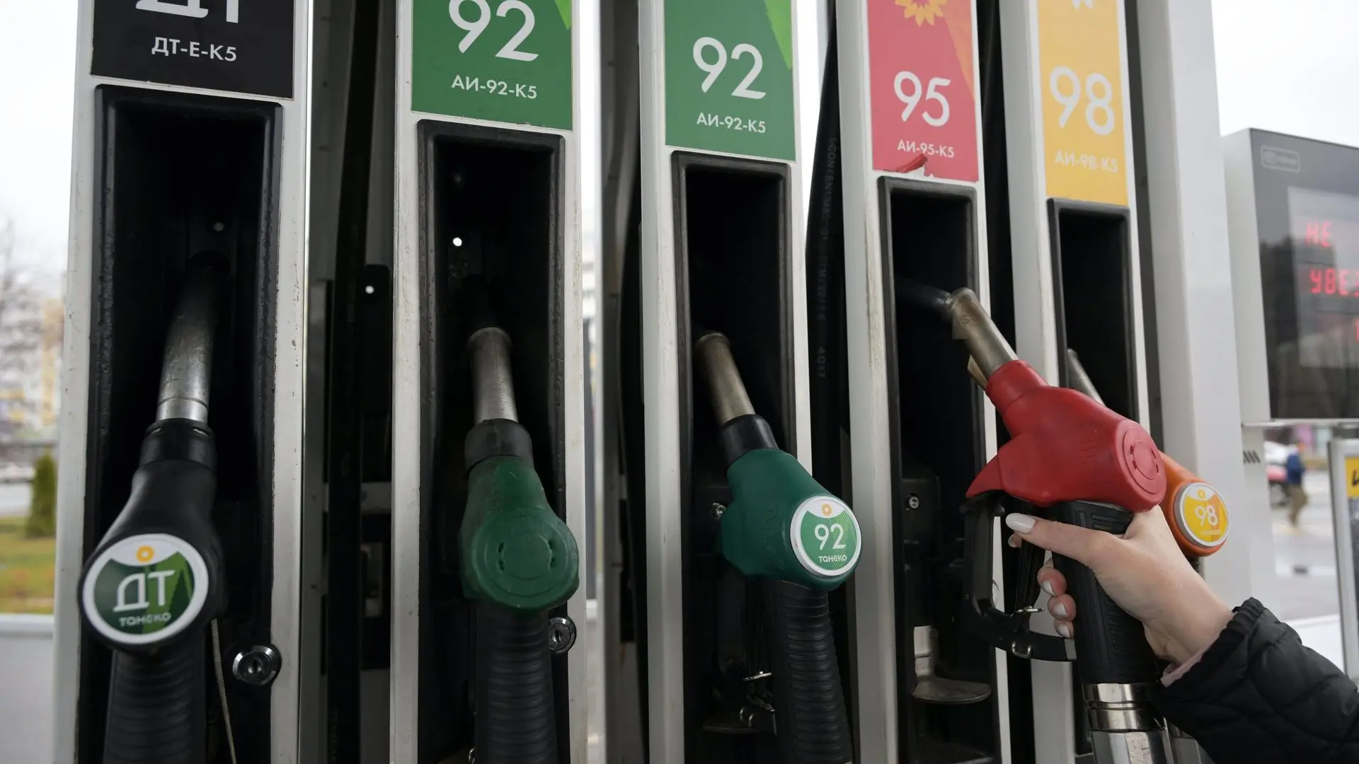 🔼 АИ-98 подорожал сразу на 5,76 рубля за литр в Ростовской области