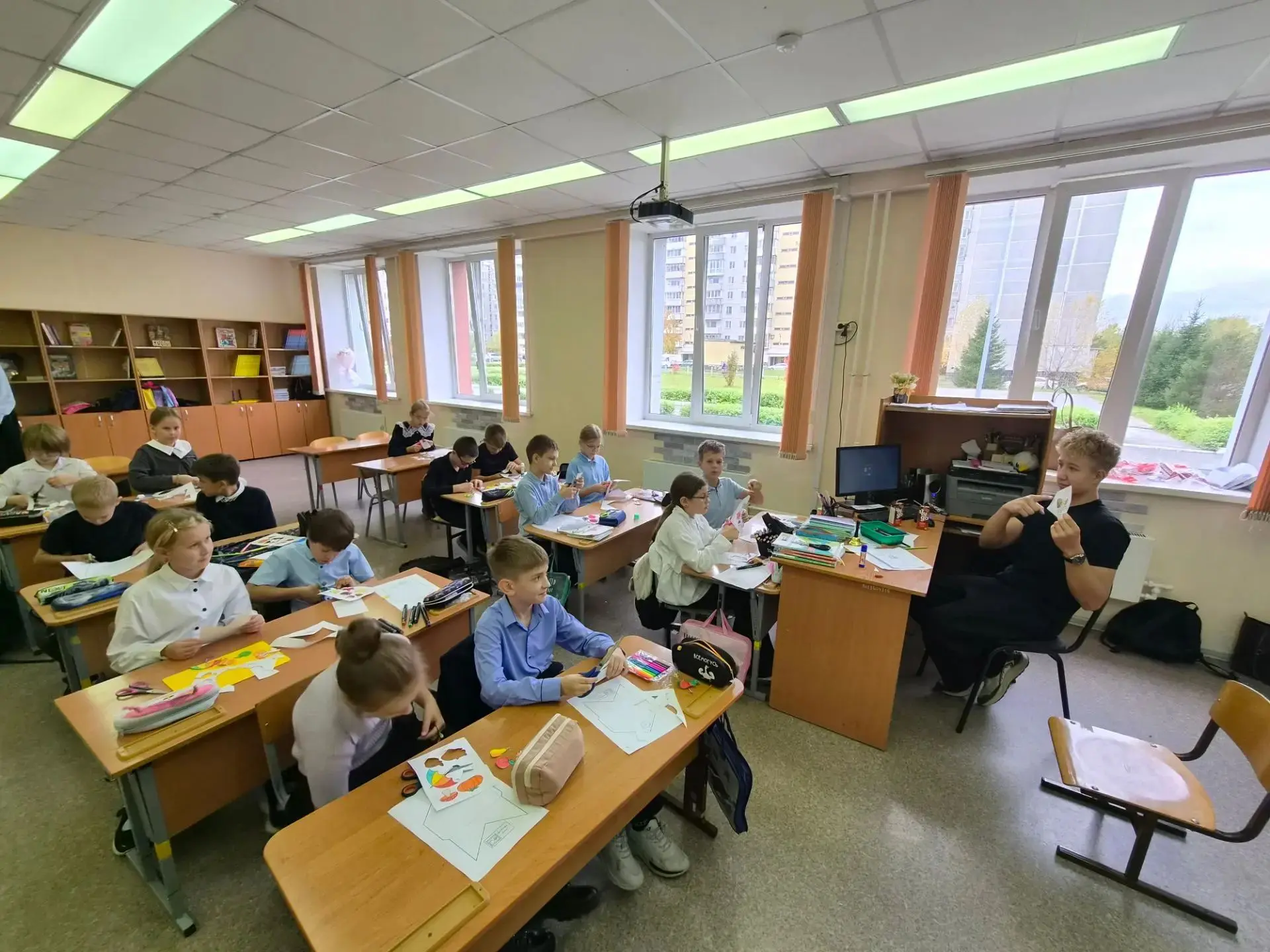 🎓🍁 «День дублёра — 2026»: когда старшеклассники взяли власть в школе №110!
