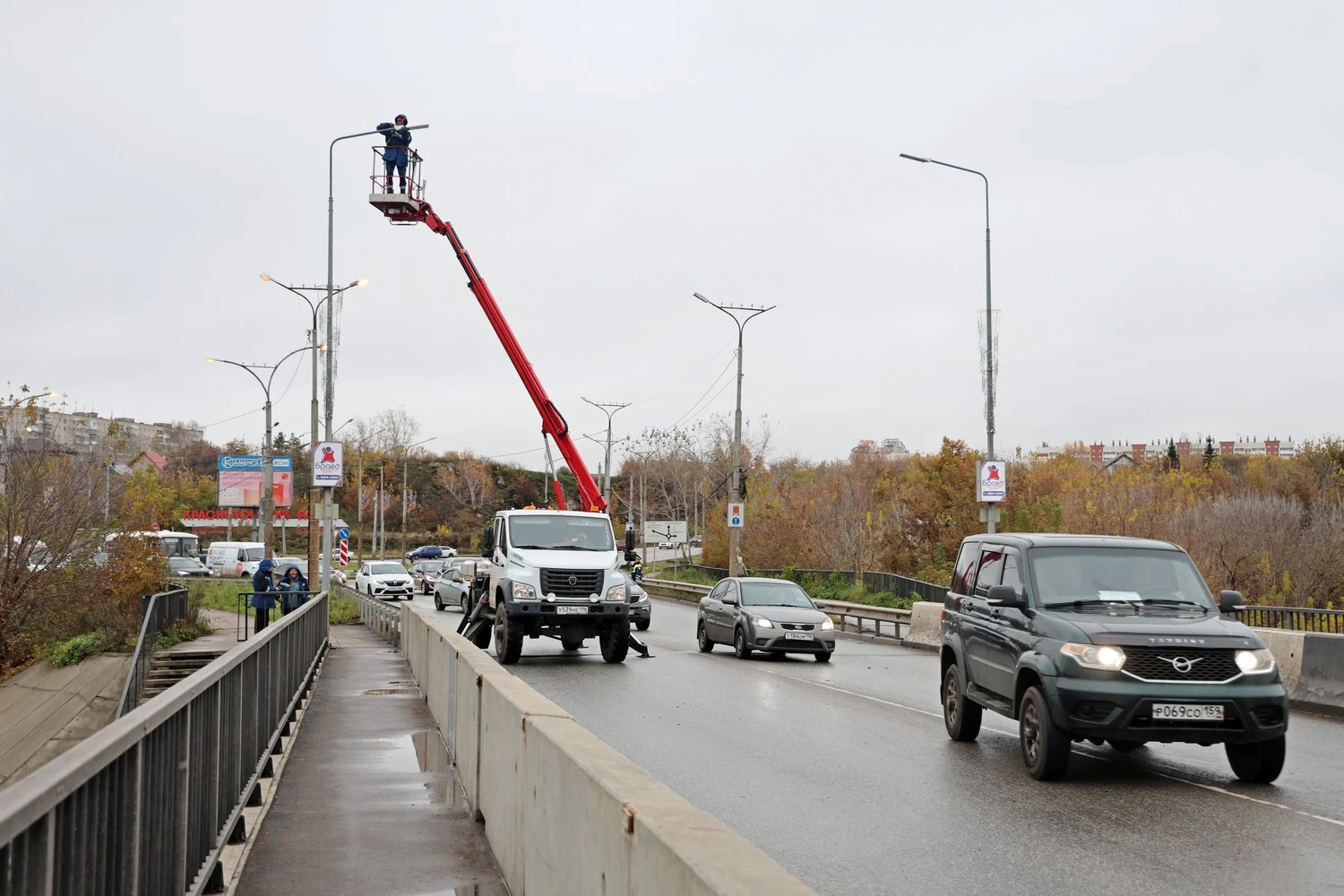 На Байновском мосту меняют светильники: движение временно скорректировано