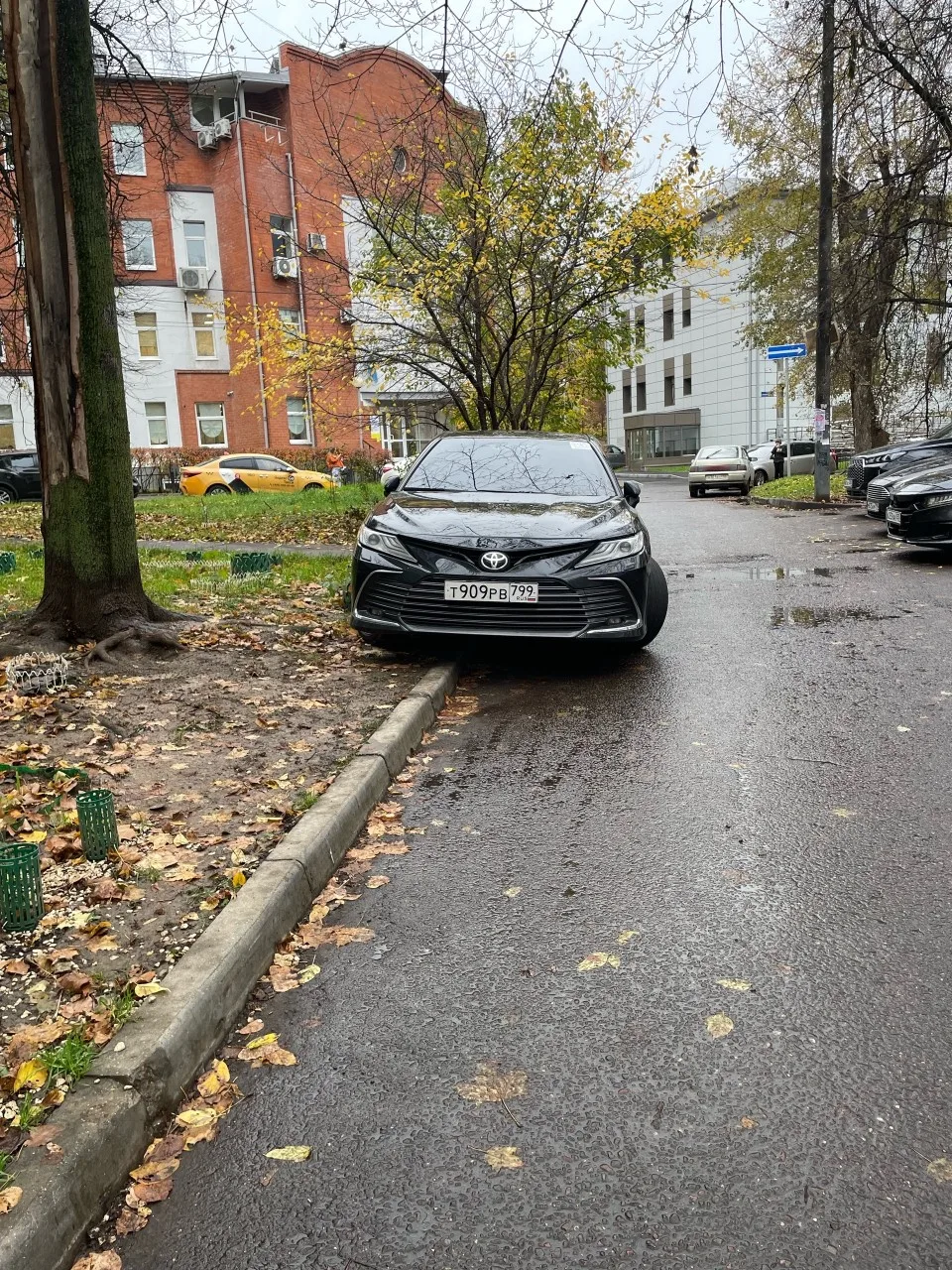 🚗 В Видном жители возмущены неправильной парковкой возле жилого дома