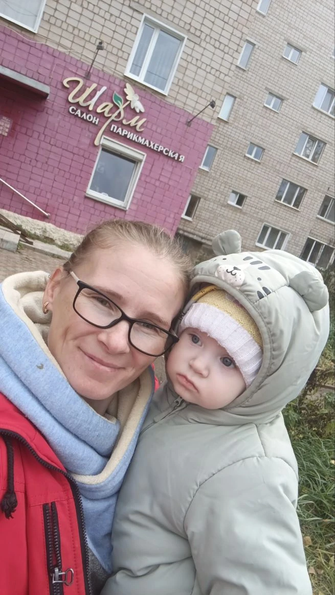 Узнала сколько будет стоит подровнять волосы. Взяла визитку.