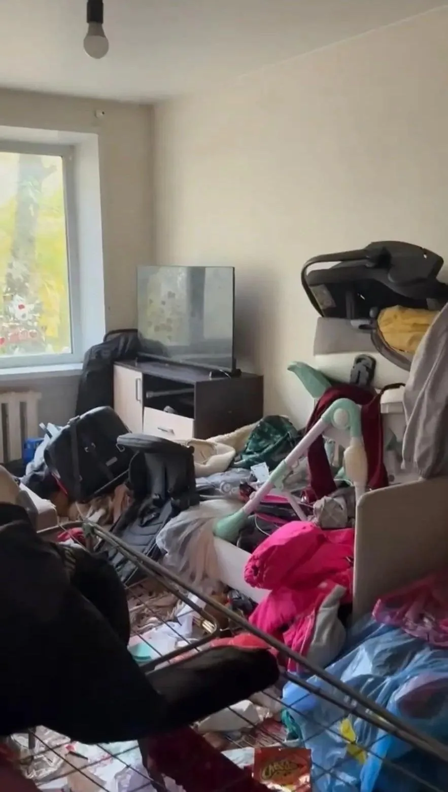 Полицейские забрали детей у молодых родителей из квартиры, заваленной мусором