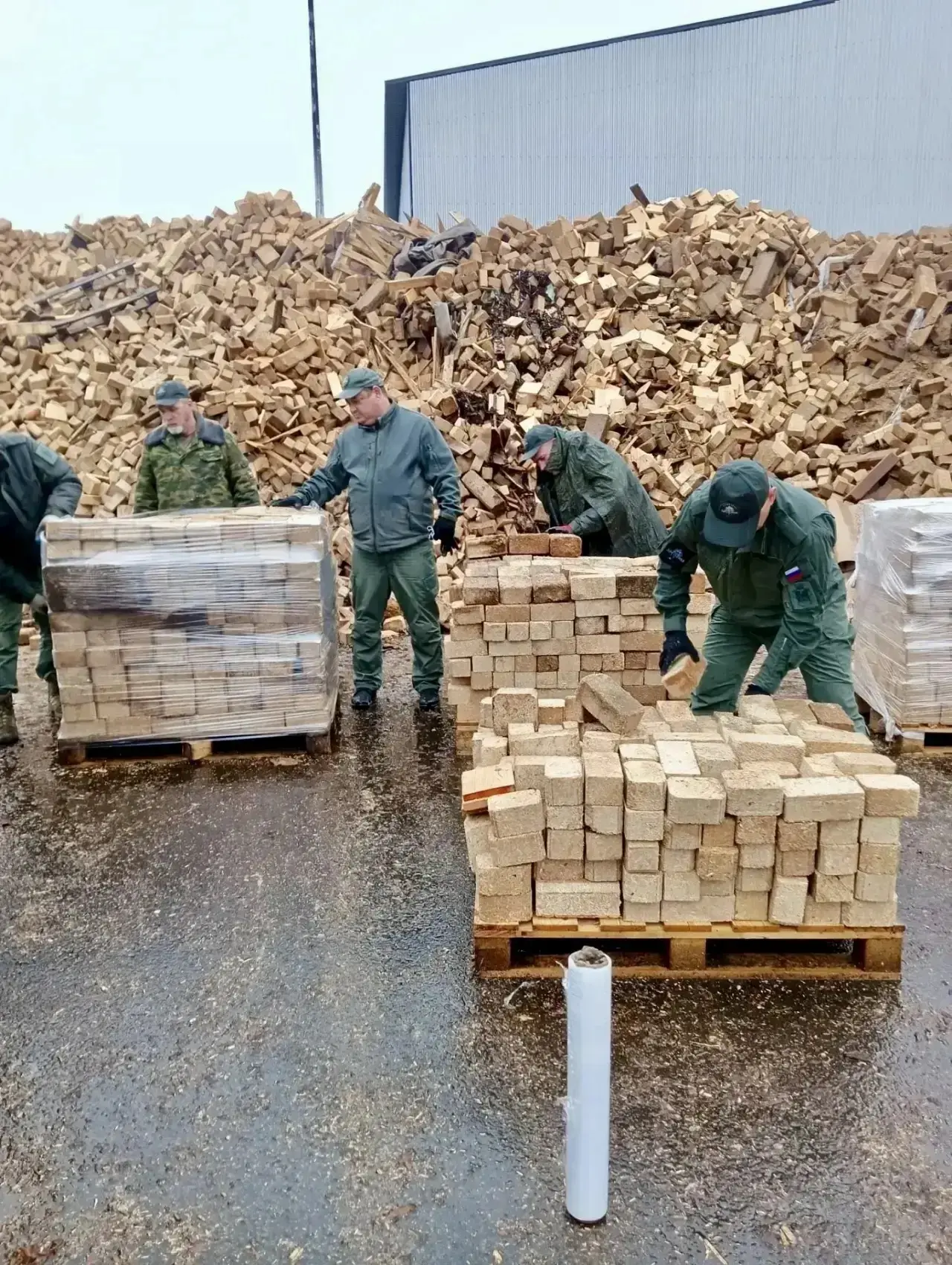 9 поддонов топливных брикетов собрали дружинники для бойцов на передовой 🚚