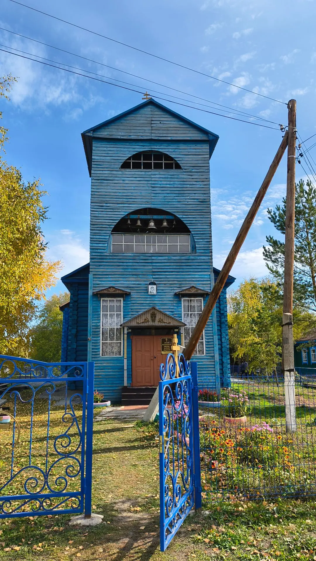 В Новоярках расположен второй храм, построенный в Каменском районе. Единственный деревя...