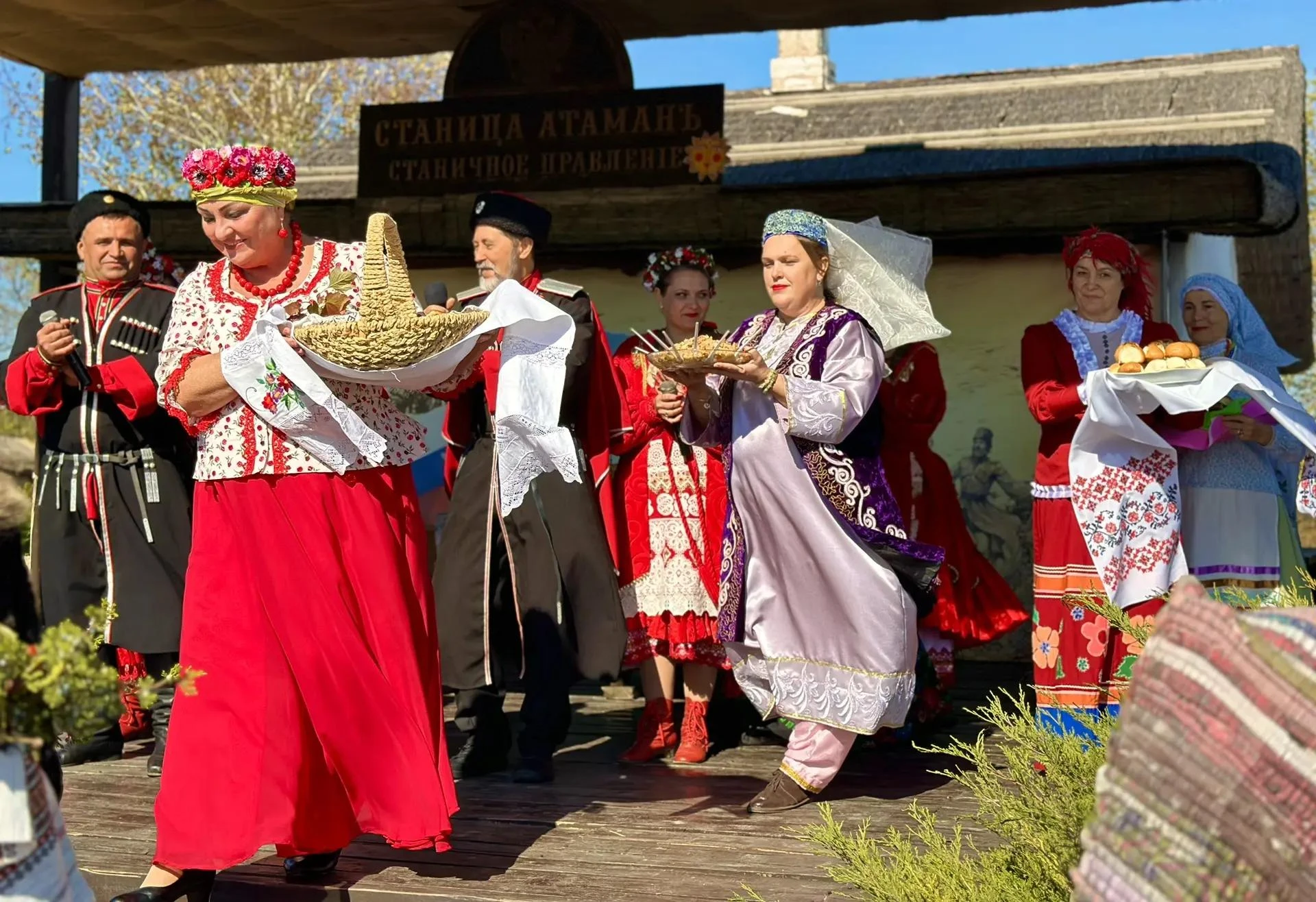 В выставочном комплексе «Атамань» прошёл краевой праздник «Все свои», приуроченный к Го...
