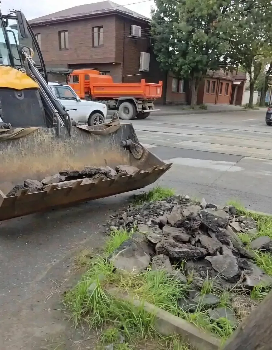 Из-за оставленного на дороге строительного мусора, ресурсоснабжающую организацию привле...
