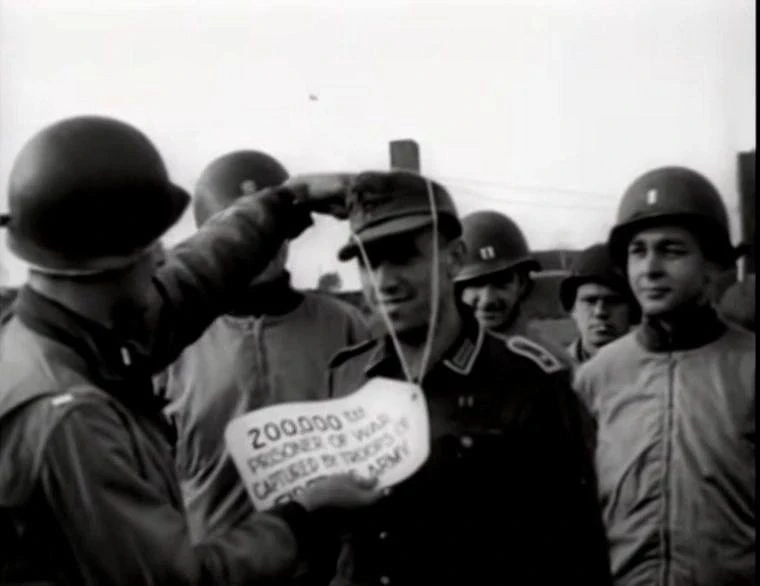Все осуждают Трампа, типа шоу-мэн, а вот фотография 1944 года. Американский подход к пл...