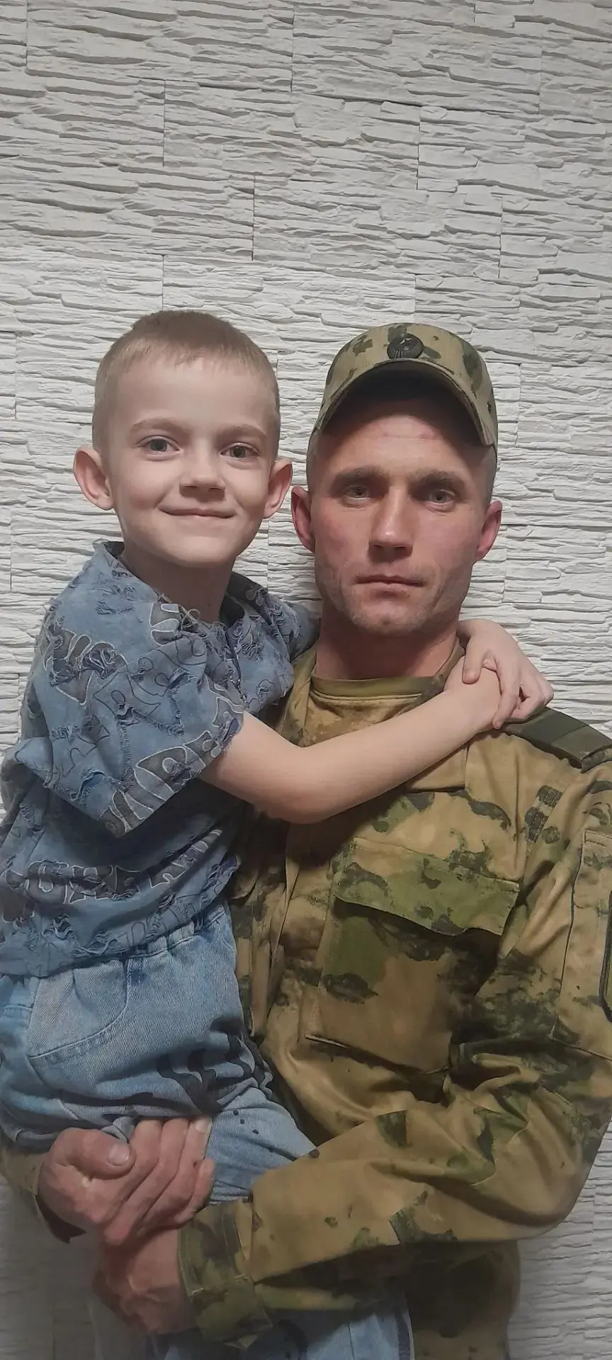 Папа – мой самый главный герой. Он военный, и я  им горжусь. Он такой сильный, смелый и...