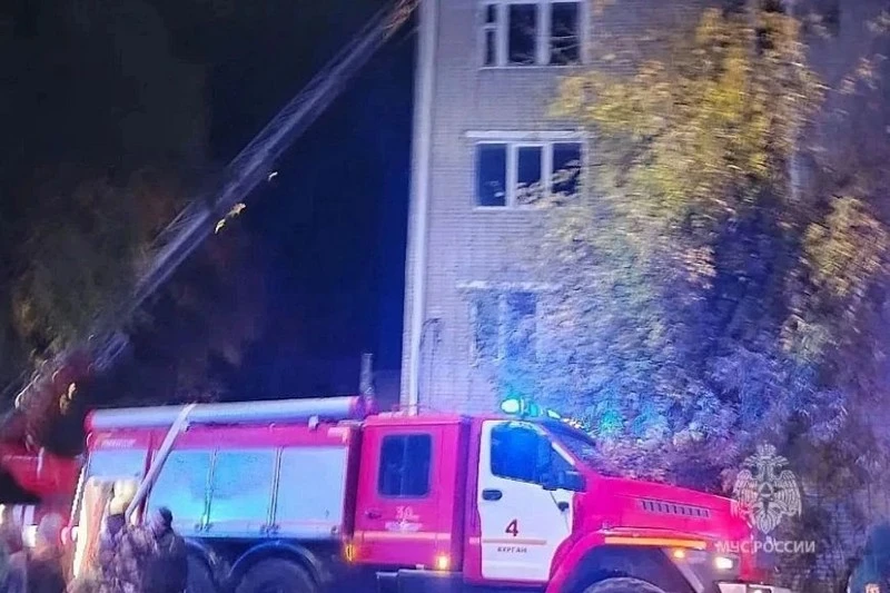 В Кургане ночью из горящей пятиэтажки спасли 50 человек