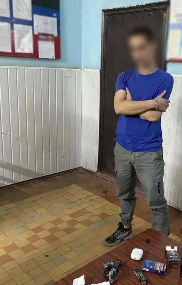 В Докучаевске мужчина забрал закладку и спрятал свёрток в банку от энергетика