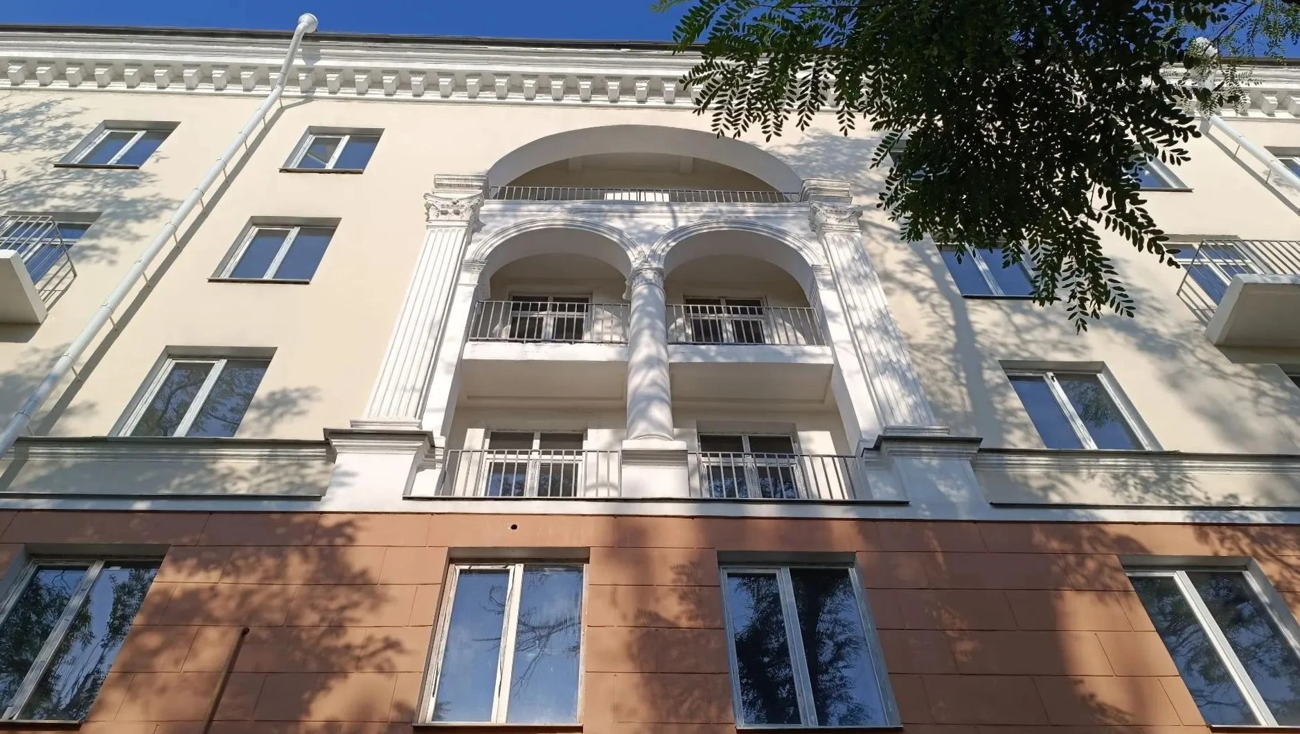 Дом с арками и колоннами вновь украшает Мариуполь