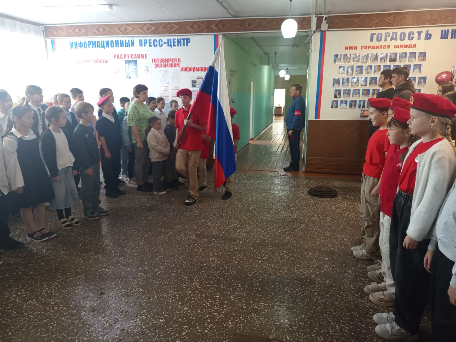 🍁Тёплое утро 12 октября началось с традиционной общешкольной линейки с выносом знамени...