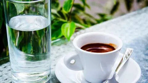 Стакан воды к эспрессо