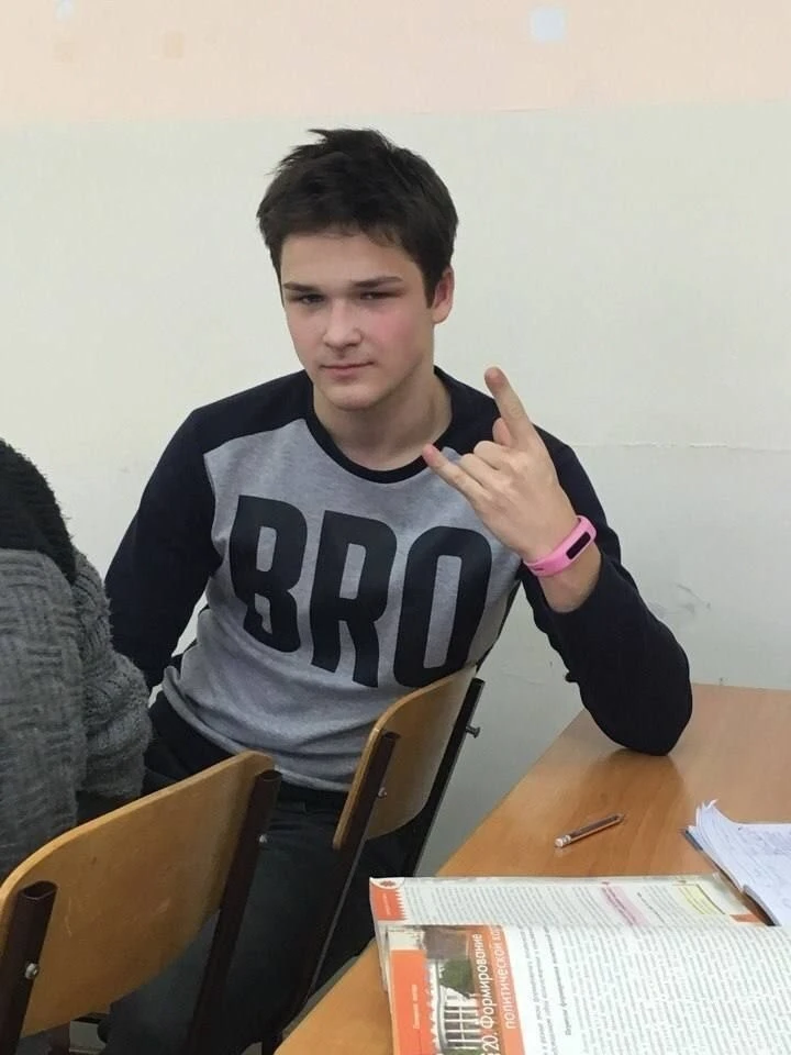 Это школьник Максим, он сдал русский на 98 баллов и получил зачёт по итоговому сочинению
