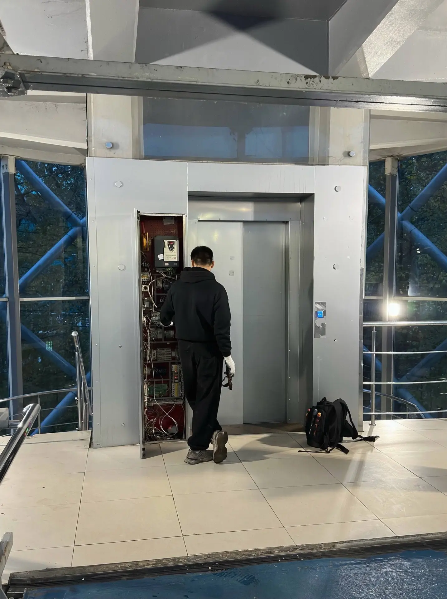 Один из лифтов в крестообразном переходе на Юбилейном больше не работает 🫠