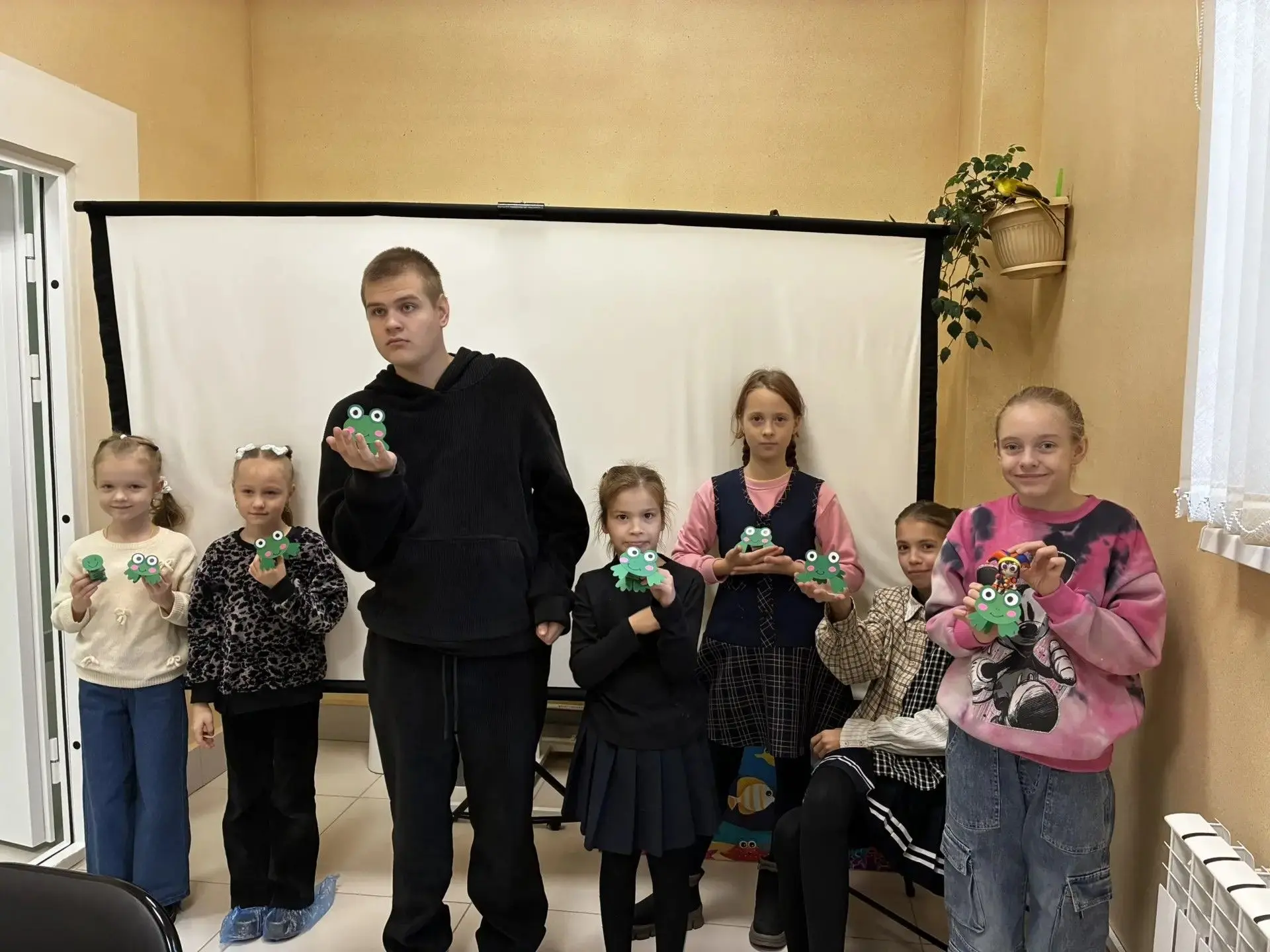 Прыг-скок! В Семейном МФЦ ожили веселые лягушки 🐸