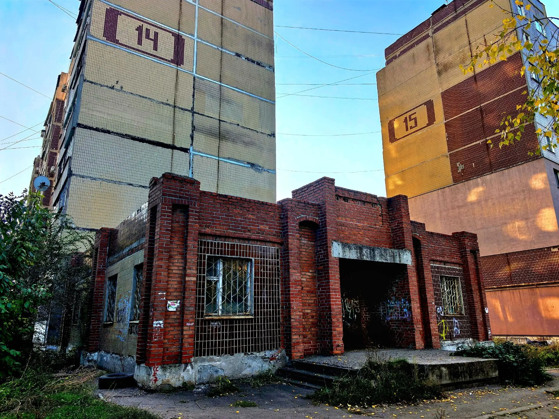 В Макеевке, в районе Мирного рынка на улице Лебедева обнаружили ещё одно заброшенное зд...