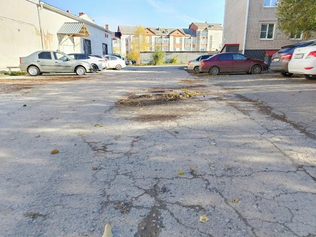 По ул. Деповская 208Б,посередине дороги сантиметров на 20 возвышается канализационный л...